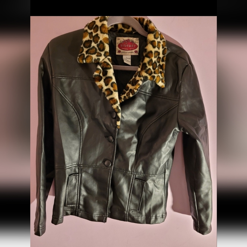 Vintage Faux leather look jacket with leopard fur collar size Large